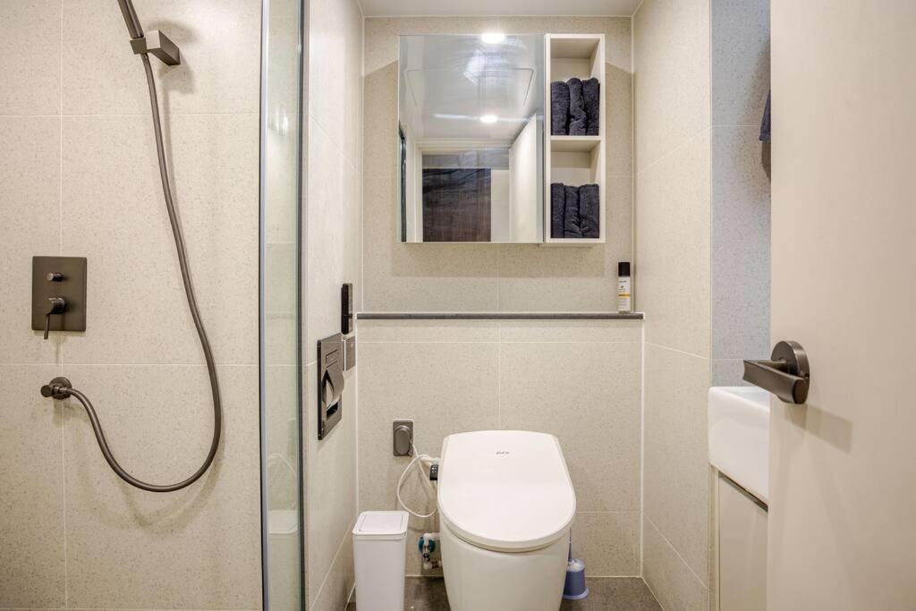 Everywhere - Triple Subway Line 2,4,5 Apartment