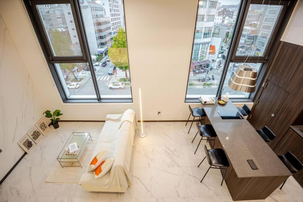 Apartment Everywhere - Triple Subway Line 2,4,5 Seoul